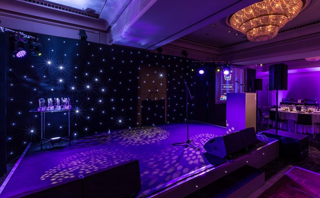 Top Benefits of Using Backdrops for Event Managers
