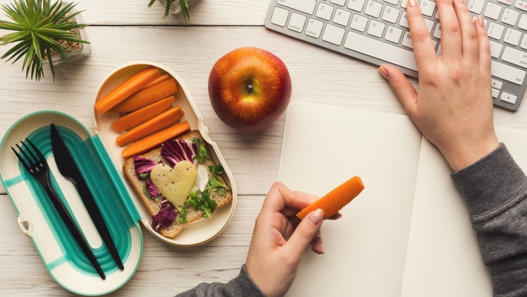 How to Eat Healthy Food While Working From Home