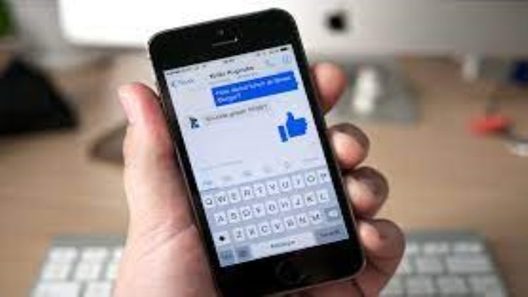 What is the Difference Between Facebook Messenger and WhatsApp?